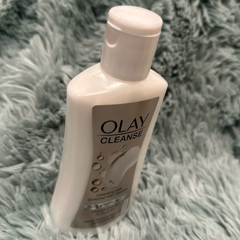 Olay Cleanse Cleansing Milk Enriched with Vitamibs for Normal Skin. Vit E & B3.